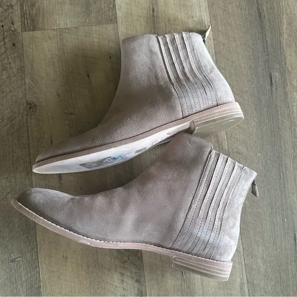 Eileen Fisher Rich Suede Bootie In Earth (Tan)