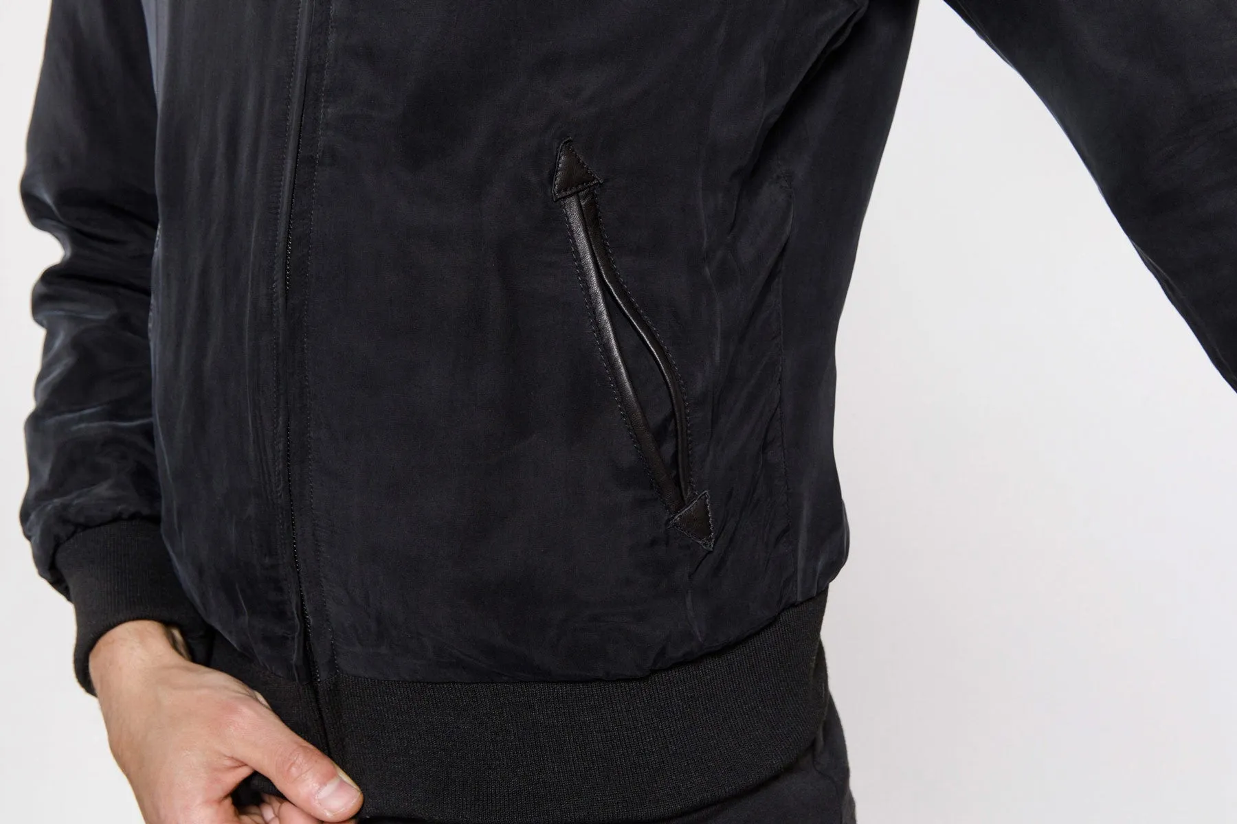 JKT:2 “THE BOMBER (Cupro)”